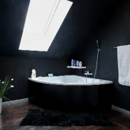 Czarno-biała łazienka na poddaszu z oknem dachowym, narożną wanną, ciemną podłogą, dekoracyjnym wazonem z kwiatami i puszystym czarnym dywanikiem.