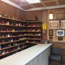 BOGDAN TOMASIŃSKI - ZPU TOMBUT Pracownia Obuwia Dziecięcego