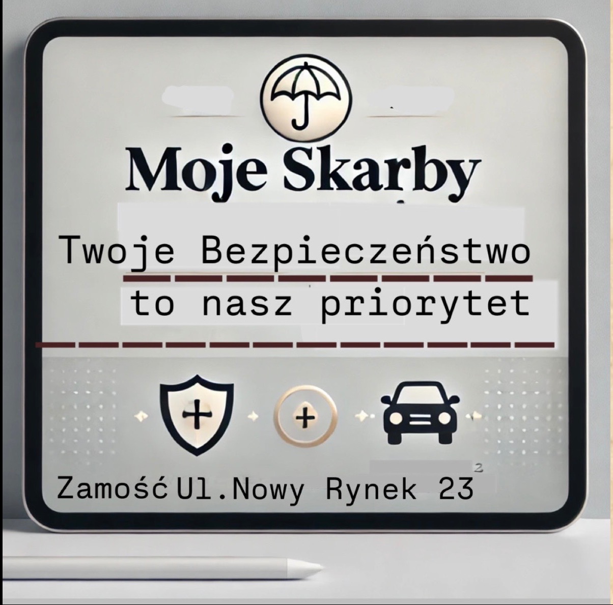 Grafika reklamowa firmy ubezpieczeniowej prezentująca hasło 'Moje Skarby, Twoje Bezpieczeństwo to nasz priorytet' z ikonami tarczy, plusa w okręgu i samochodu oraz adres firmy w Zamościu.