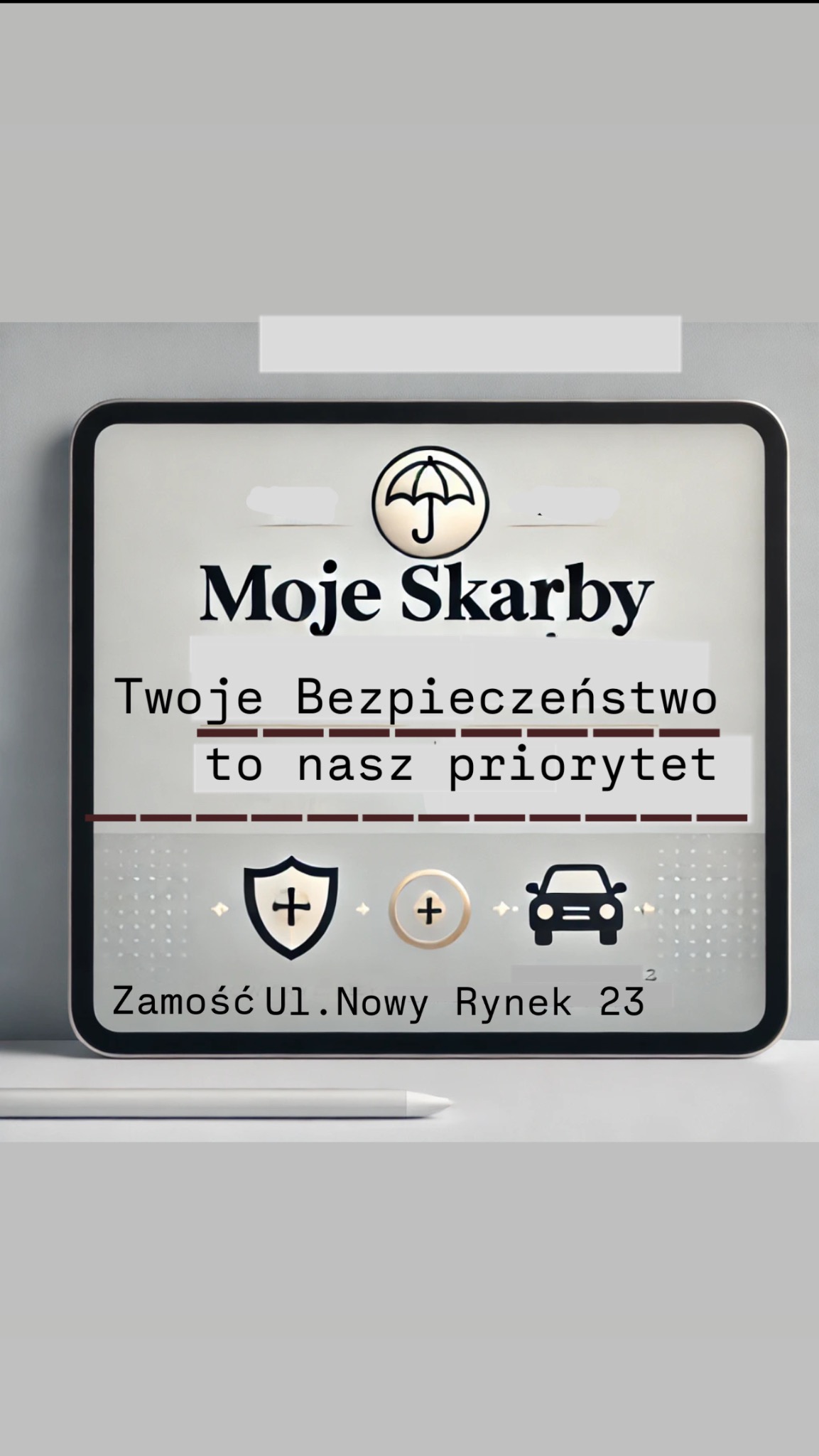 Grafika reklamowa firmy ubezpieczeniowej z parasolem, tarczą, znakiem plus i ikoną samochodu, adres Zamość, stylizowane na minimalistyczny design