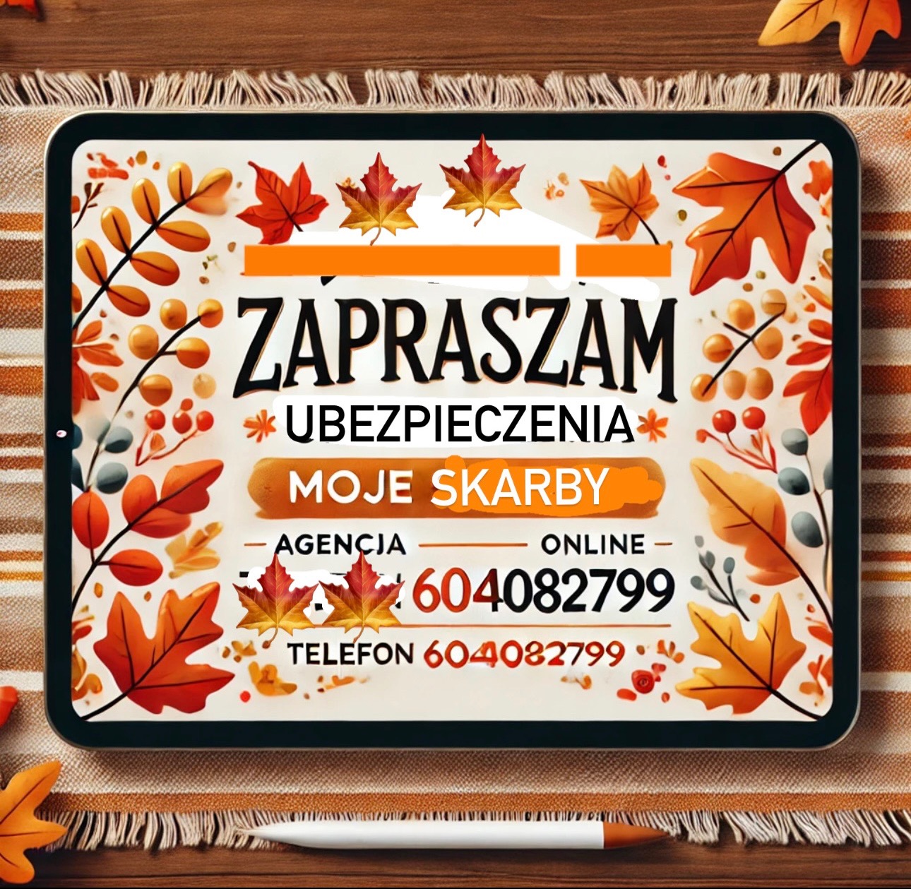 Tablet wyświetlający zaproszenie do skorzystania z usług ubezpieczeniowych z jesiennymi motywami liści, leżący na drewnianym stole z tekstylną podkładką i rysikiem
