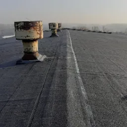 1000m2 - bardzo zniszczony dach, ale udało nam się go uratować.