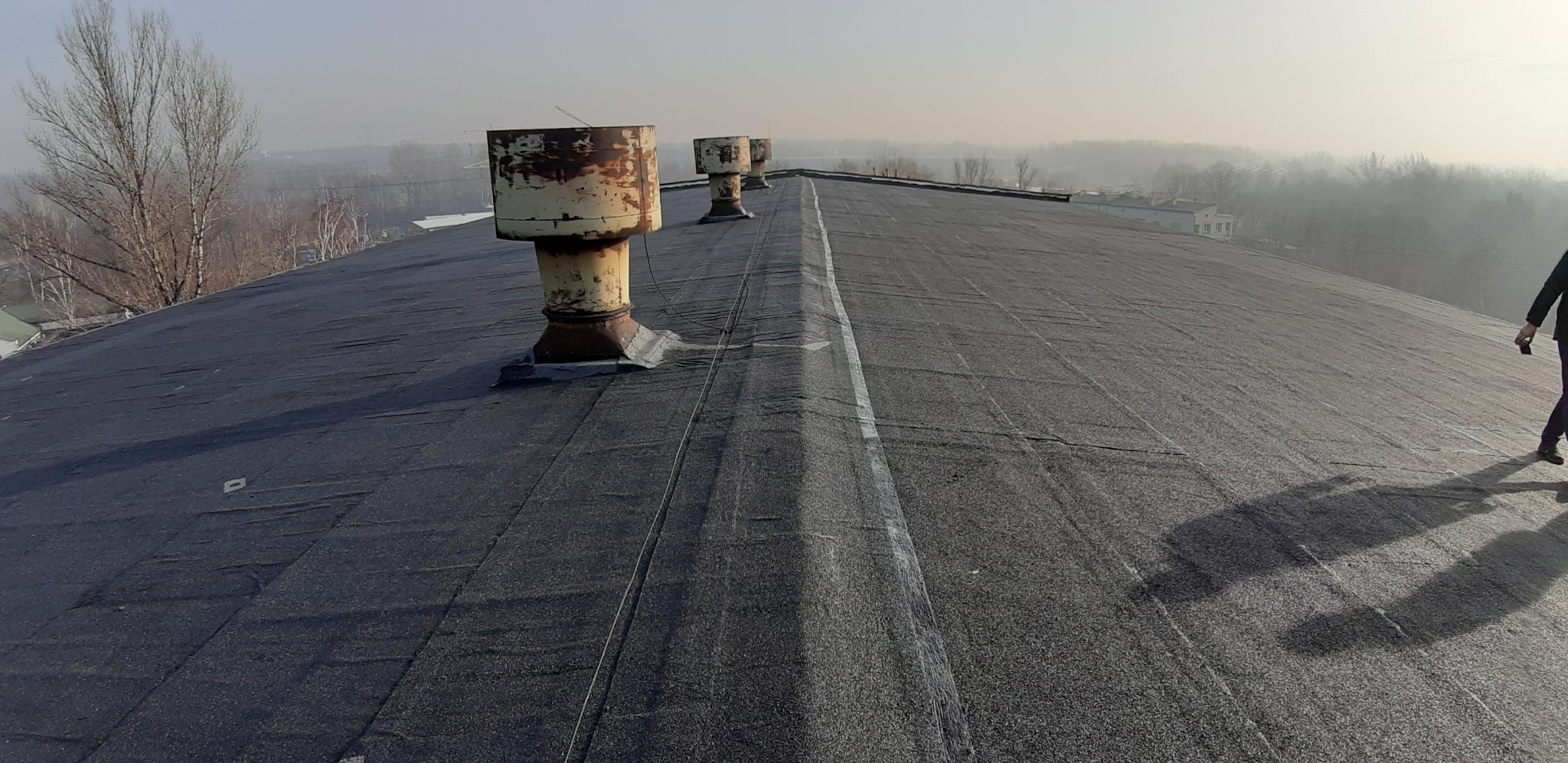 1000m2 - bardzo zniszczony dach, ale udało nam się go uratować.