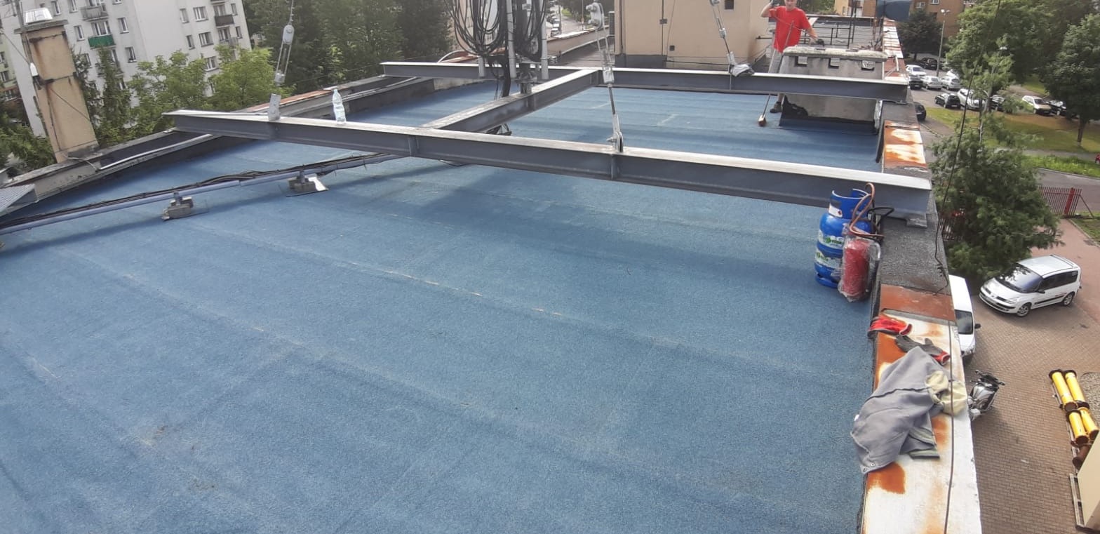 Nowa papa pod wielkim masztem telekomunikacyjnym