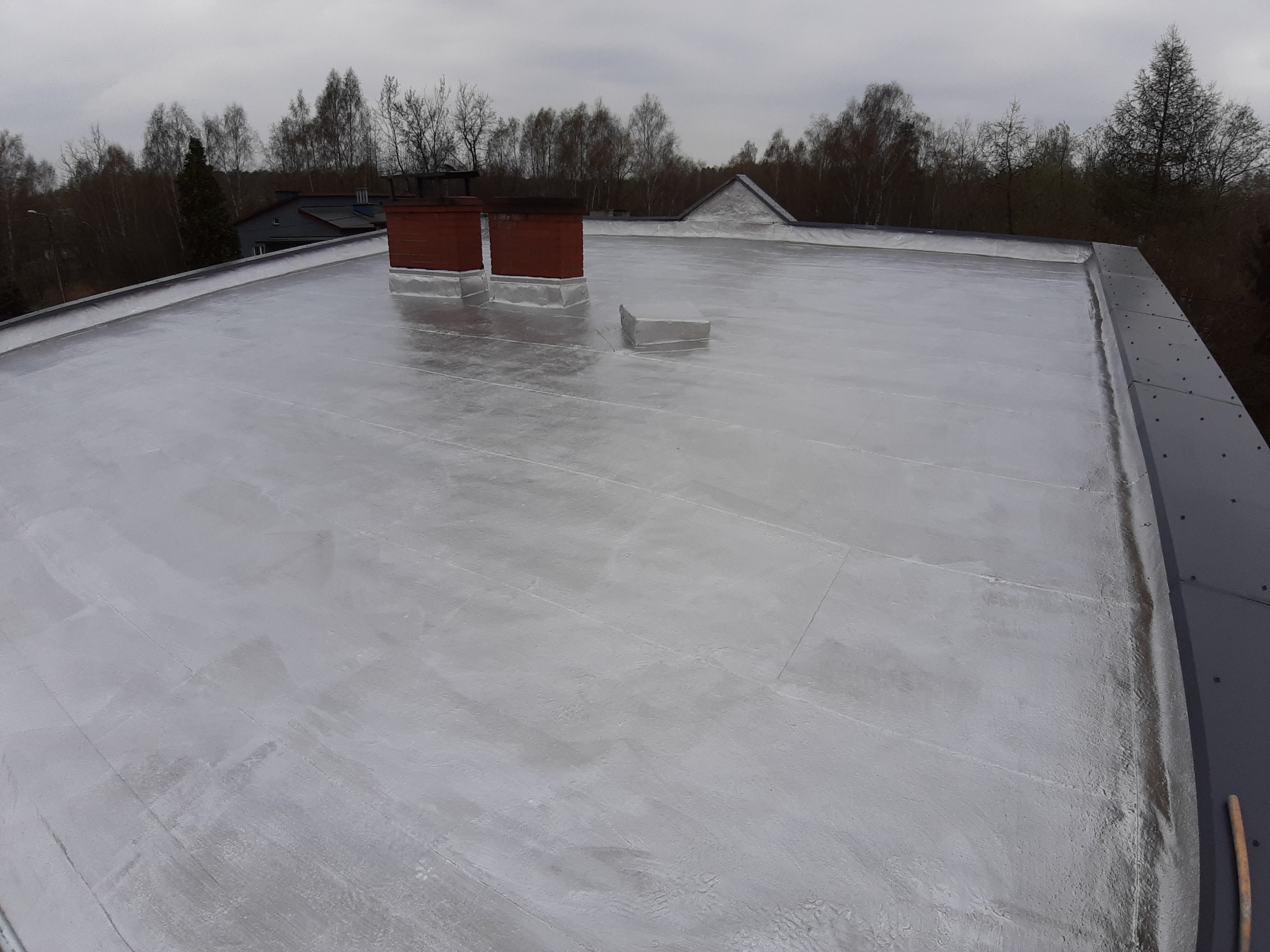 Srebrny dach - płynna powłoka z prawdziwym aluminium i wymiana obróbek blacharskich