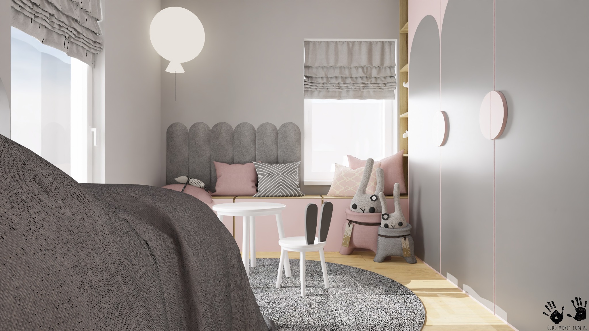 Pokój dziecięcy w odcieniach szarości i różu z siedziskiem pod oknem, okrągłym dywanem i lampą w kształcie balonu.