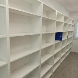 Skręcone regały biurowe. 