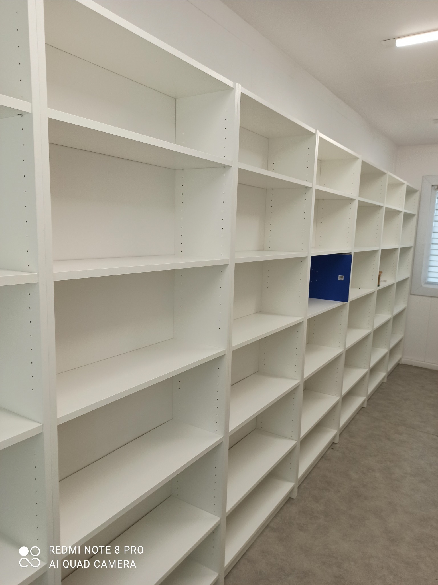 Skręcone regały biurowe.