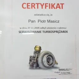 Certyfikat ukończenia szkolenia z zakresu serwisowania turbosprężarek dla Pana Piotra Masicza, wystawiony przez Turbo-Rotor, z ilustracją turbosprężarki i logotypami patronów szkolenia.