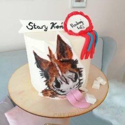 Pracownia Słodkości Carmellova - Tort urodzinowy z ręcznie malowanym wizerunkiem lisa, dekorowany napisem 'Stary Koń' i liczbą 40 w czerwonej ramce, umieszczony na drewnianej tacy z kostkami cukru.