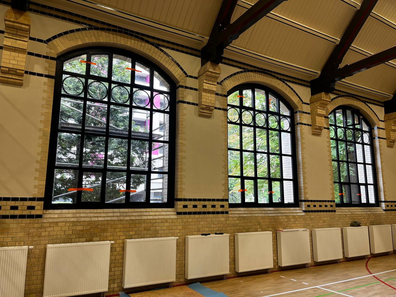 Zabudowy okienne w stylu klasycznym – Hala sportowa - Wrocław