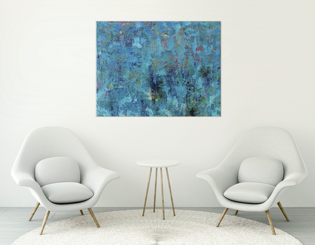 Abstrakcyjny obraz w odcieniach błękitu i turkusu zawieszony nad parą białych foteli typu tulipan i okrągłym stolikiem na trójnogu, całość na puszystym białym dywanie.