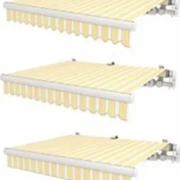 Trzy identyczne, kremowo-białe markizy tarasowe z falbanami, zamontowane na białej ścianie, widoczne z perspektywy lekko od dołu, z równomiernym oświetleniem.