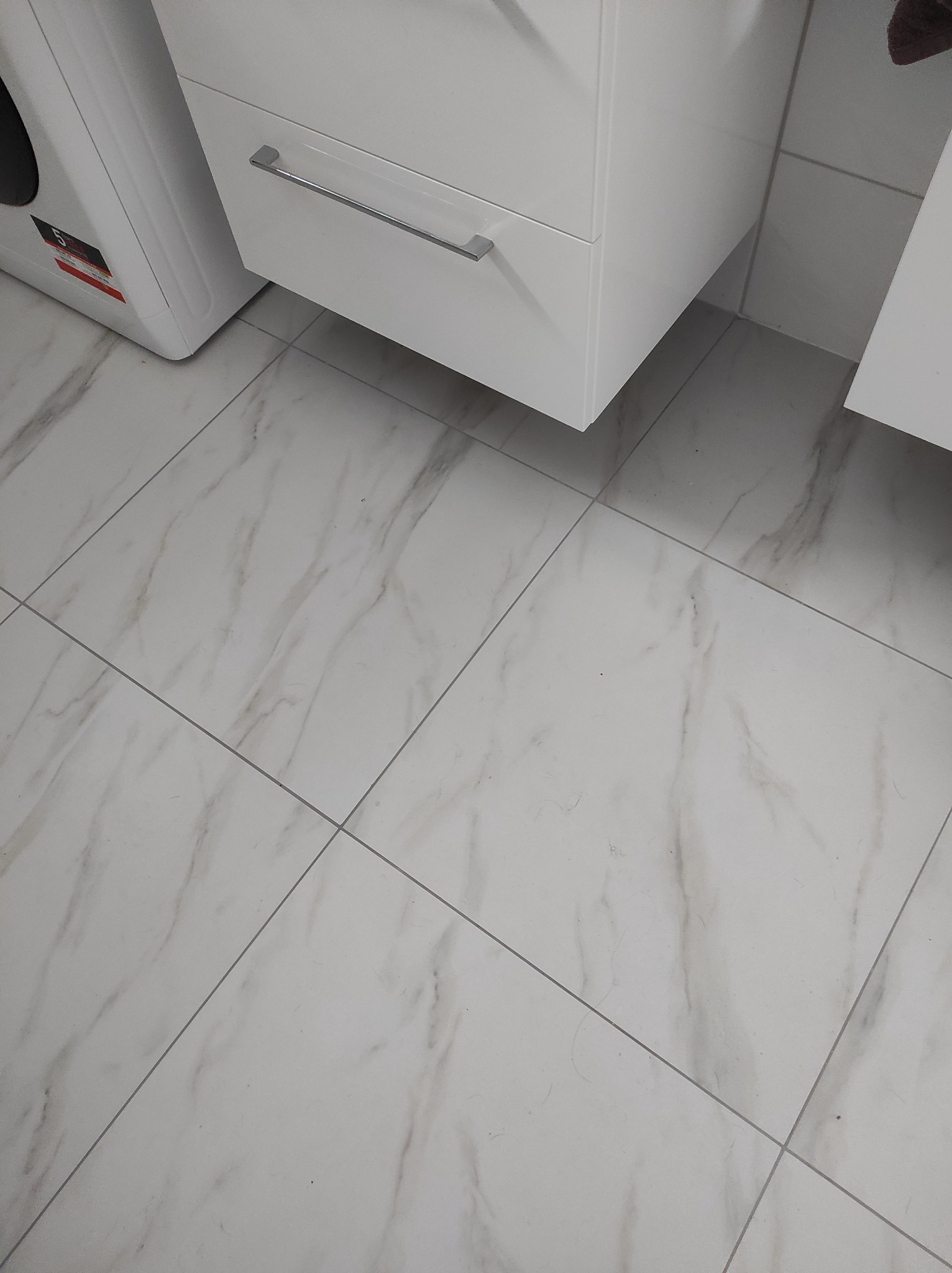 Płytki i montaż mebli w łazience