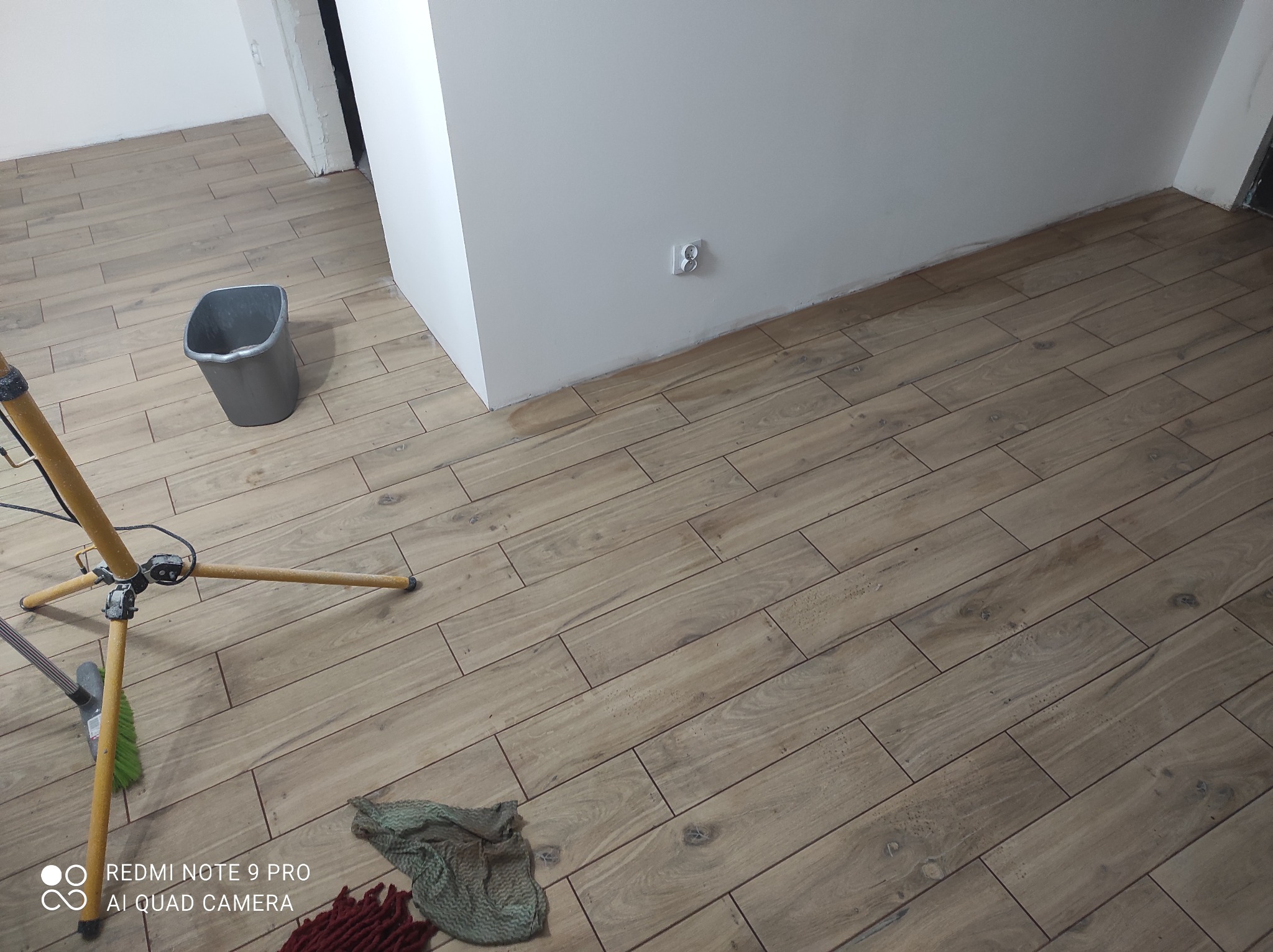 Płytki i malowanie w przedpokoju