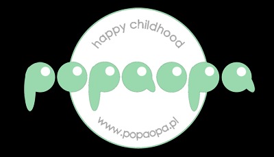 Logo firmy odzieżowej dla dzieci 'popoopa' z hasłem 'happy childhood' i adresem strony www.popoopa.pl, utrzymane w pastelowej, miętowej kolorystyce na białym tle.