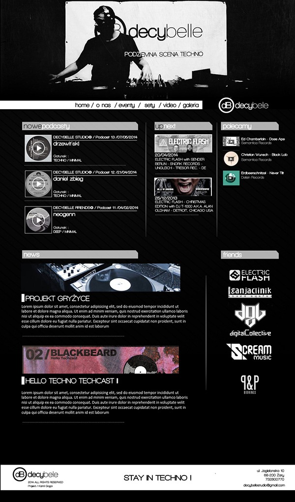 Czarno-biały layout strony internetowej z DJ-em w tle, nazwami podcastów i wydarzeń muzycznych, logotypami partnerów i informacjami kontaktowymi w stopce.