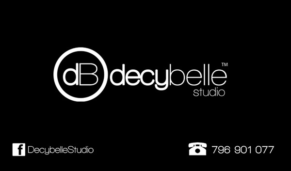 Minimalistyczne logo 'decybelle studio' w kolorze białym na czarnym tle, z ikoną 'dB' w okręgu oraz informacjami kontaktowymi: Facebook i numer telefonu.