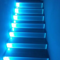 Uslugi Remontowo Budowlane - Schody z podświetleniem LED w odcieniach niebieskiego, zamontowane w domu w Starych żdżarach, oświetlające ściany.