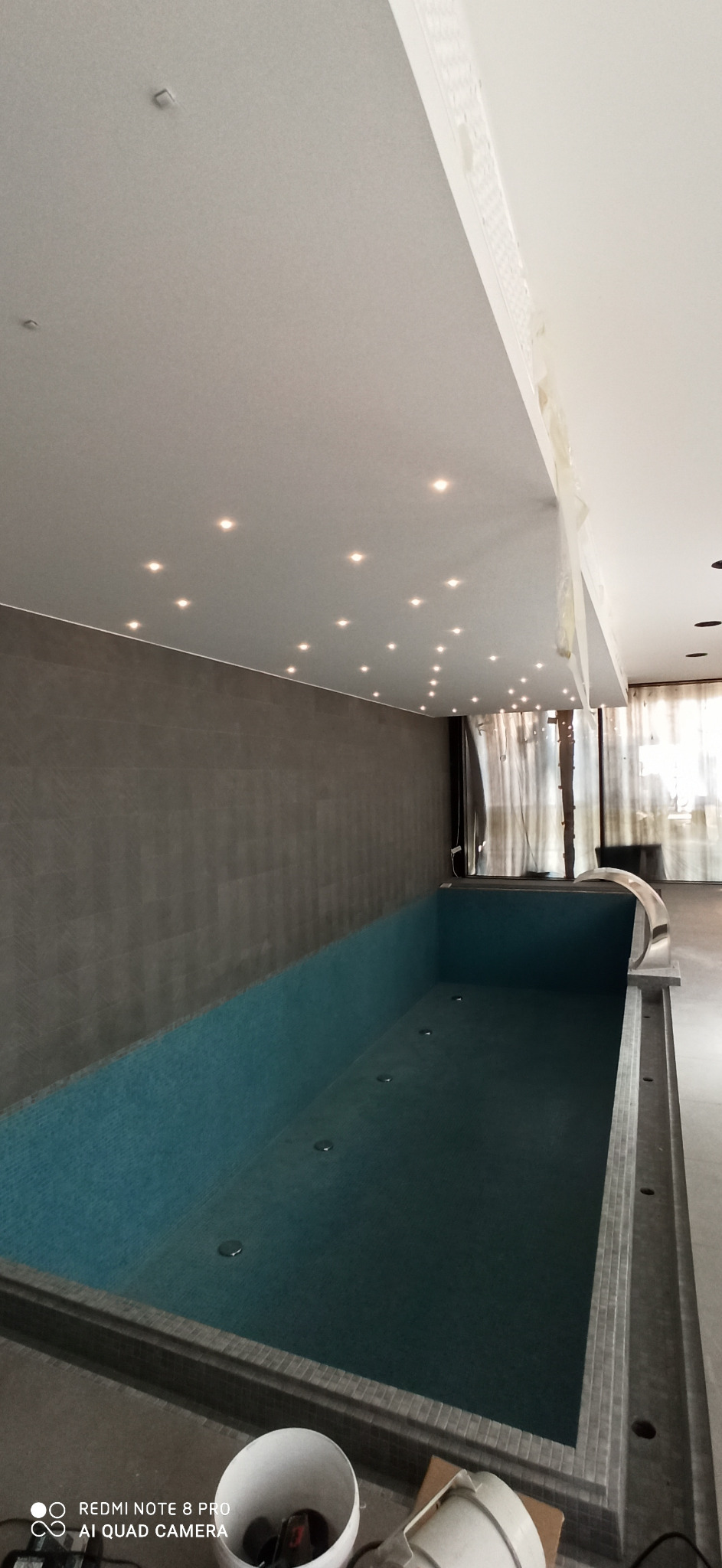 Montaż oświetlenia nad basenem.