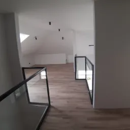 Duza powierzchnia podłogi z wieloma naroznikami . Położona bezprogowo