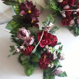 Wiązanka z sztucznych kwiatów.