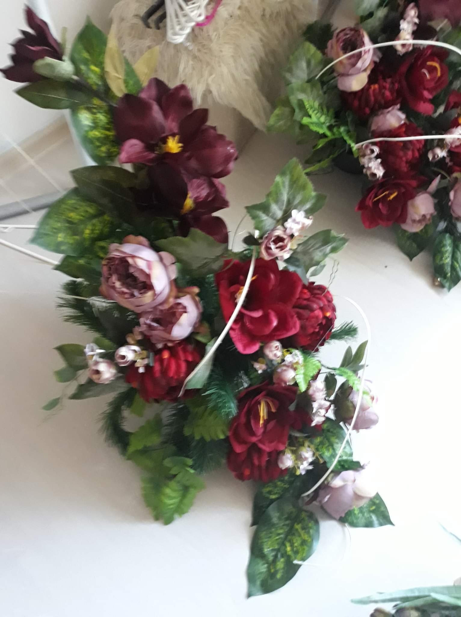 Wiązanka z sztucznych kwiatów.