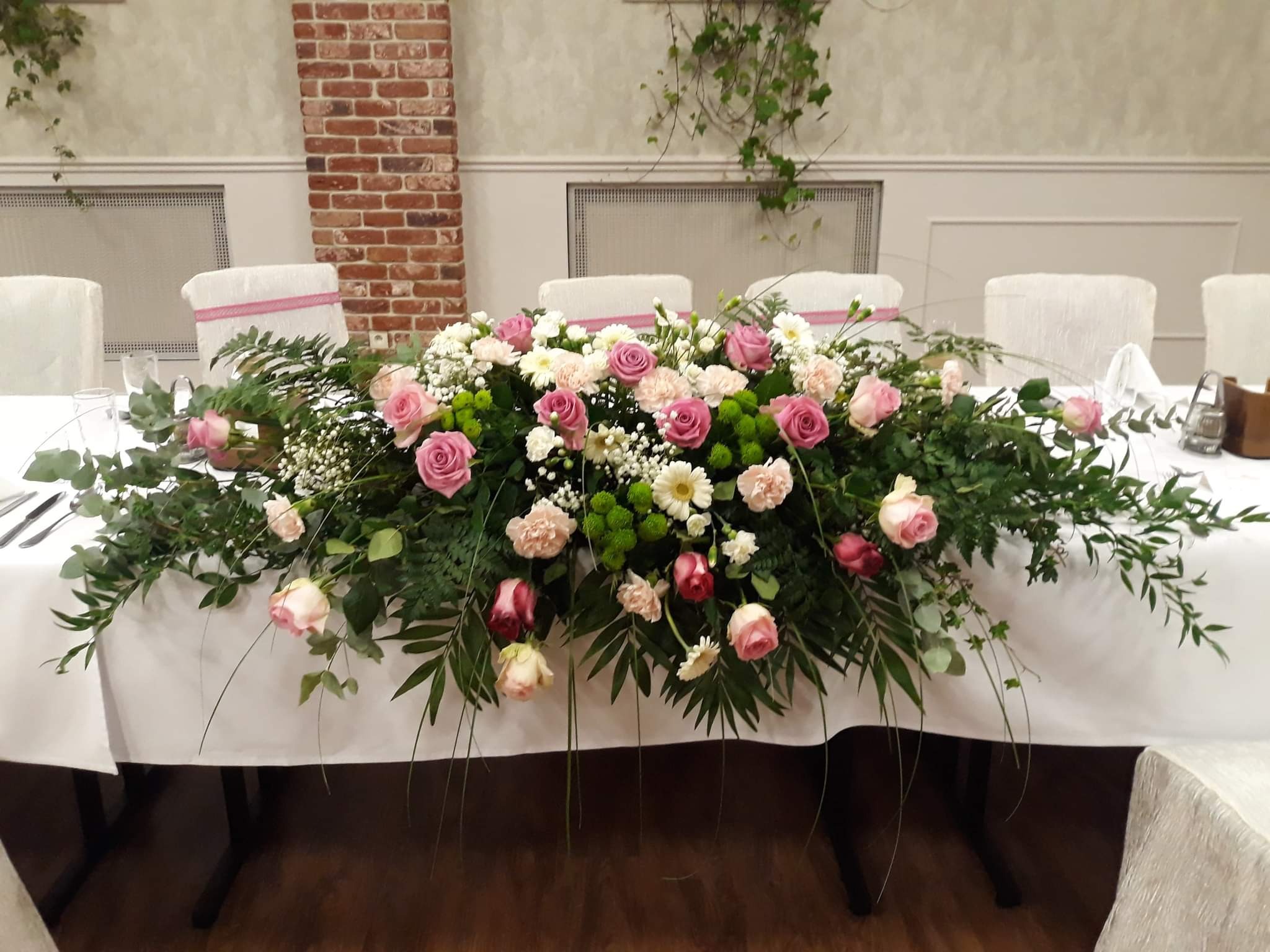 Dekoracje florystyczne sal weselnych i kościołów.