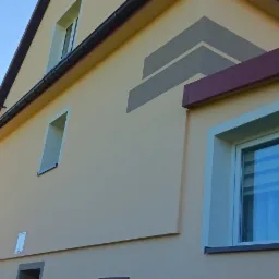 Jasna elewacja domu jednorodzinnego w Siemiechowie z dekoracyjnymi szarymi pasami i nowymi oknami, widok z dołu w słoneczny dzień.