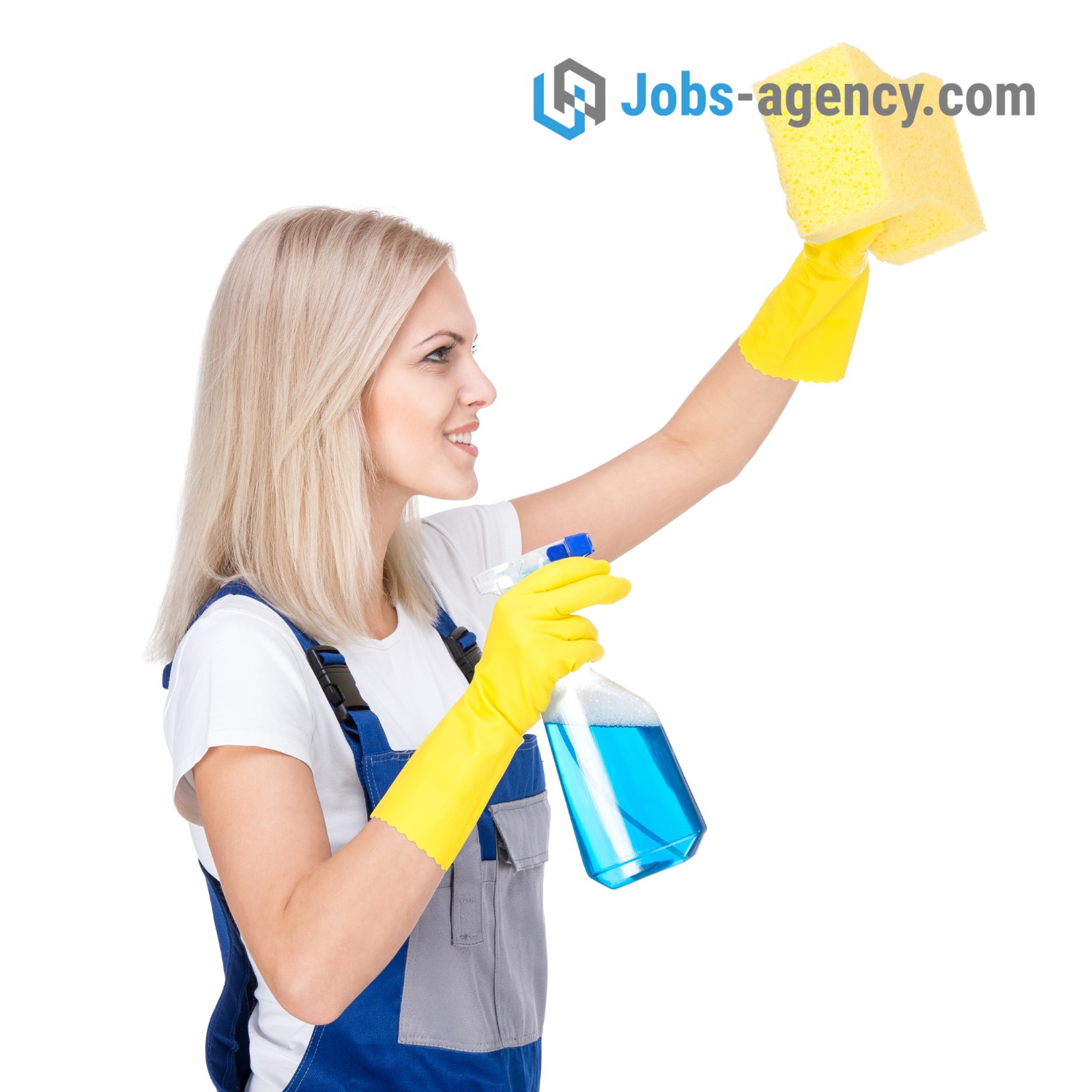 Uśmiechnięta kobieta w niebieskim kombinezonie i żółtych rękawicach, trzymająca gąbkę i spryskiwacz z niebieskim płynem, na białym tle.