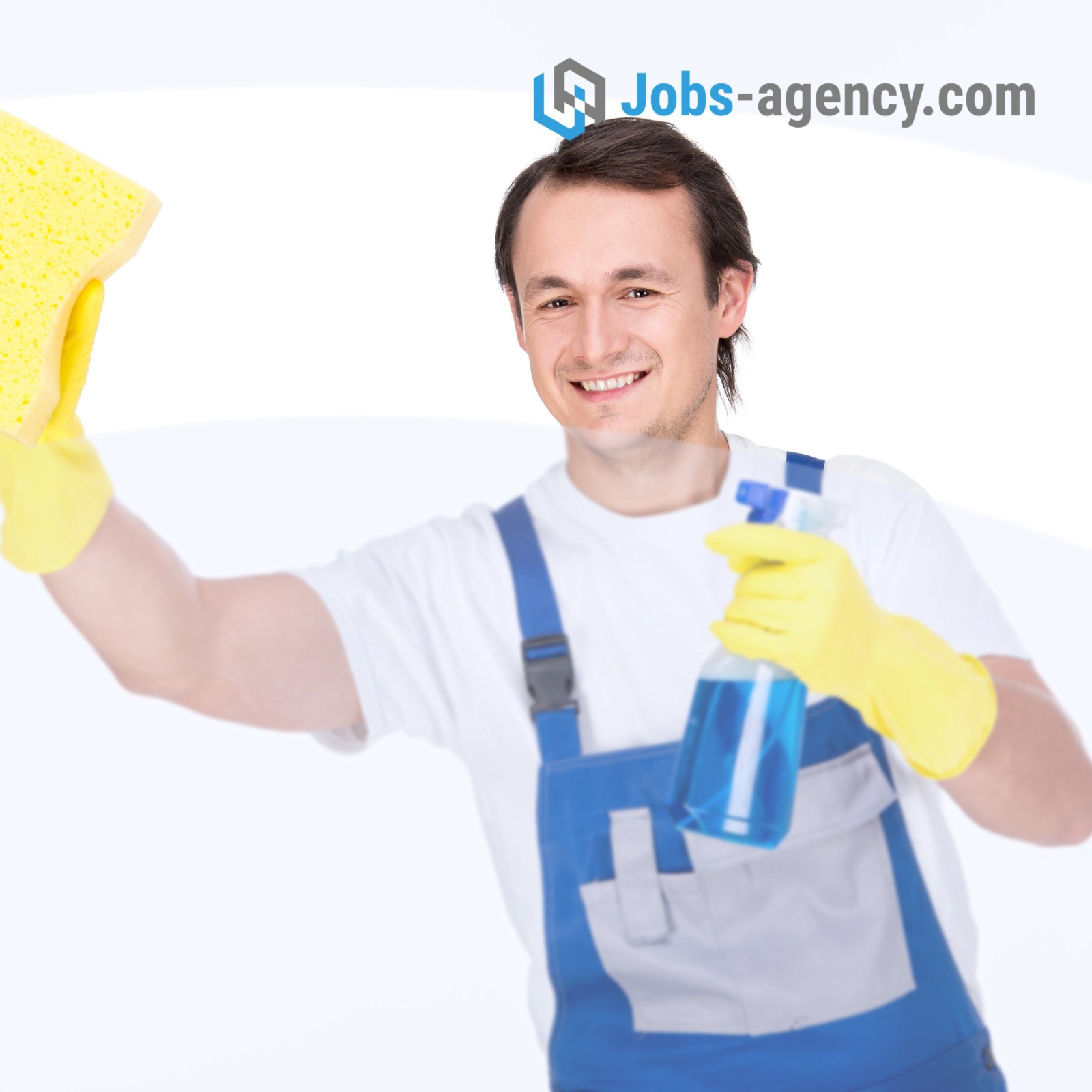 Uśmiechnięty mężczyzna w niebieskim kombinezonie i żółtych rękawicach, trzymający gąbkę i butelkę z płynem do mycia, na białym tle z logo firmy Jobs-agency.com