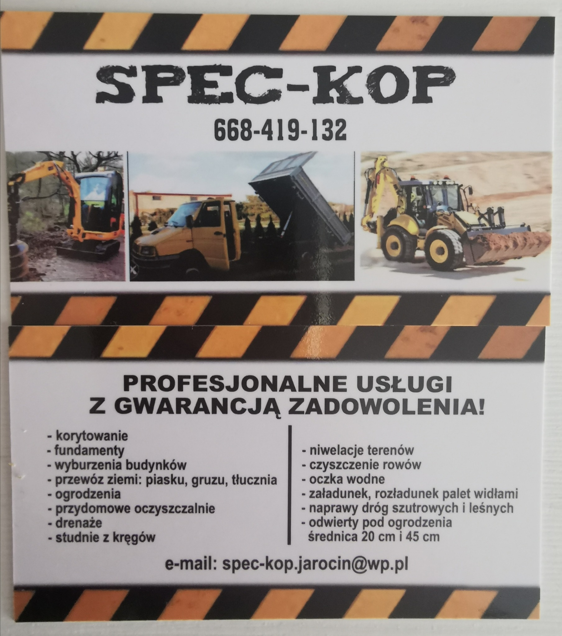 Wizytówka firmy budowlanej Spec-Kop z Jarocina prezentująca zdjęcia mini koparki, wywrotki i koparko-ładowarki oraz listę oferowanych usług z gwarancją zadowolenia i numerem telefonu.