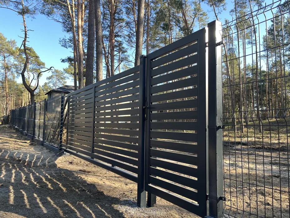 Brama palisadowa wraz z furtką. Całość ocynkowana i malowana proszkowo. Producent