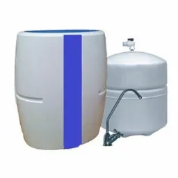 Kompaktowy, biały system filtracji wody z niebieskim pionowym pasem, obok biały zbiornik z kranem, na białym tle.