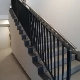 Balustrada na schody w budynku apartamentowym