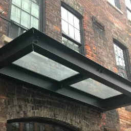 Zadaszenie nad wejściem