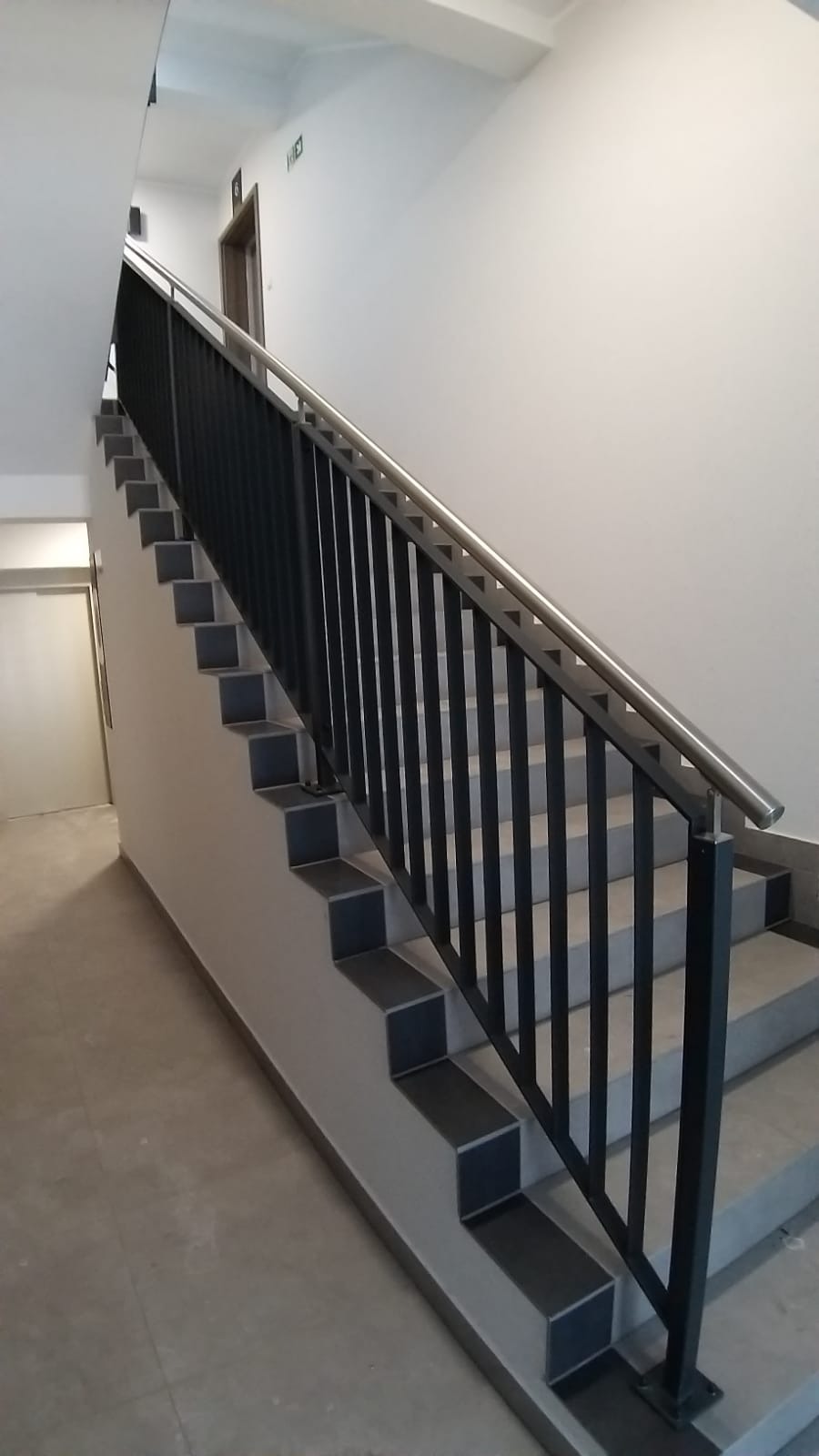 Balustrada na schody w budynku apartamentowym