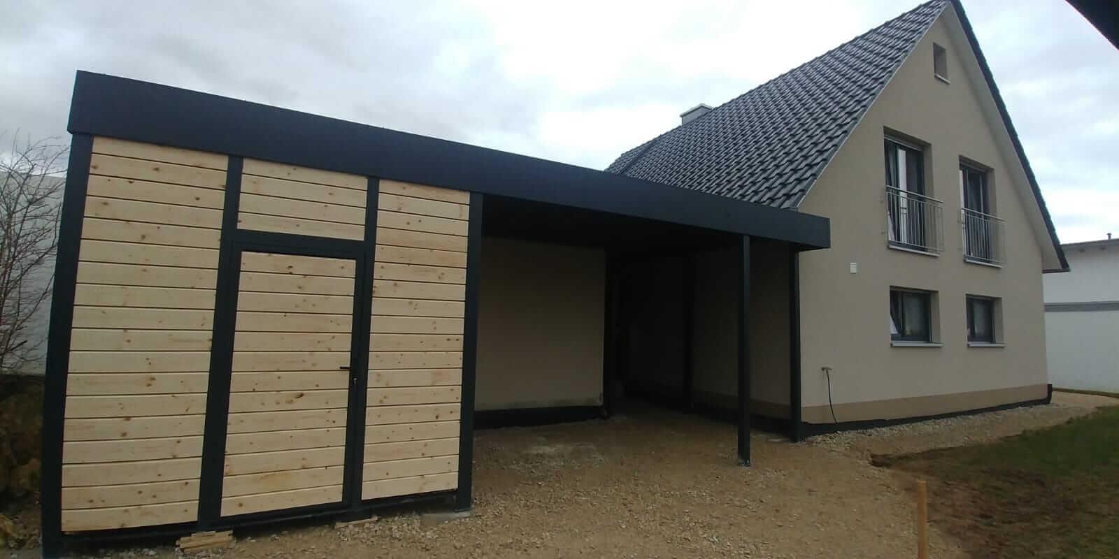 Zadaszenie przy wejściu wraz z pomieszczeniem gospodarczym