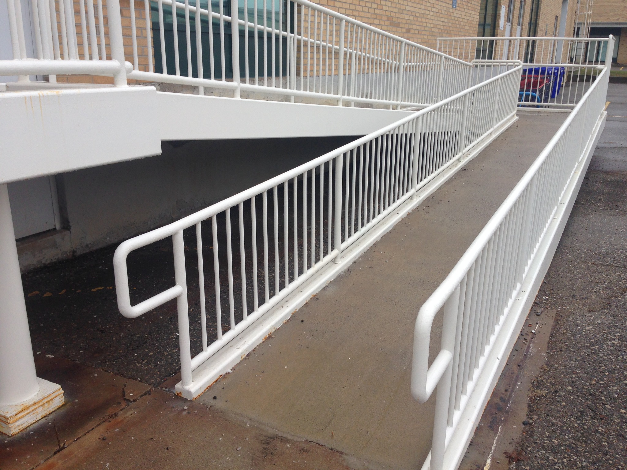 Rampa łącząca komponenty metalowe z murowanymi