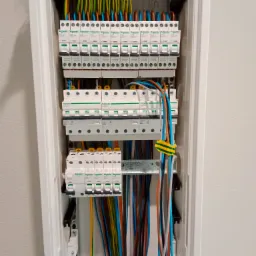 Montaż rozdzielnicy elektrycznej w biurze.