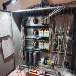 Szycie szafy sterowniczej systmu antywłamaniowego i kontroli dostępu.