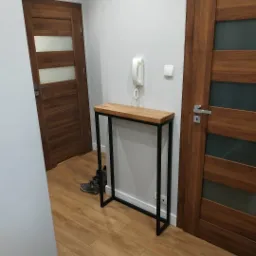 konsola w przedpokoju