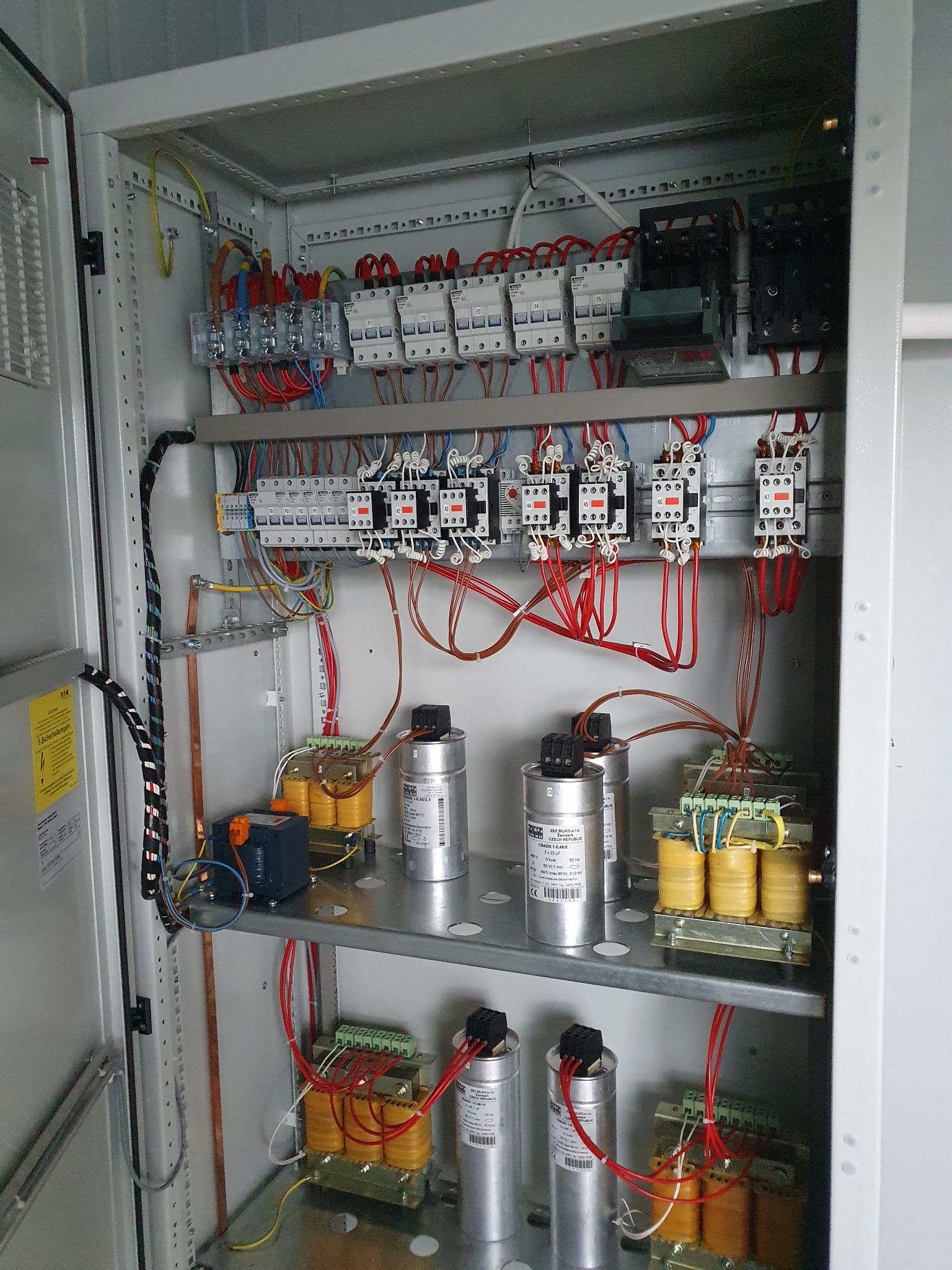 Kompenacja z dławikami tłumiącymi.