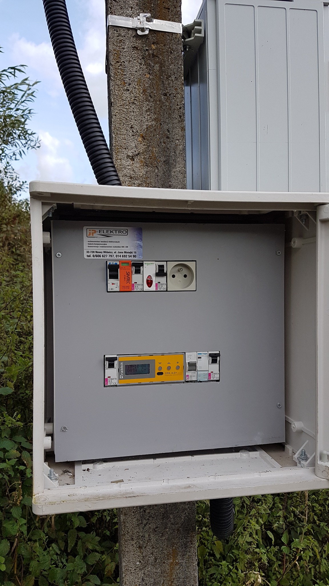 Szafka sterowania oświetleniem ulicznym .