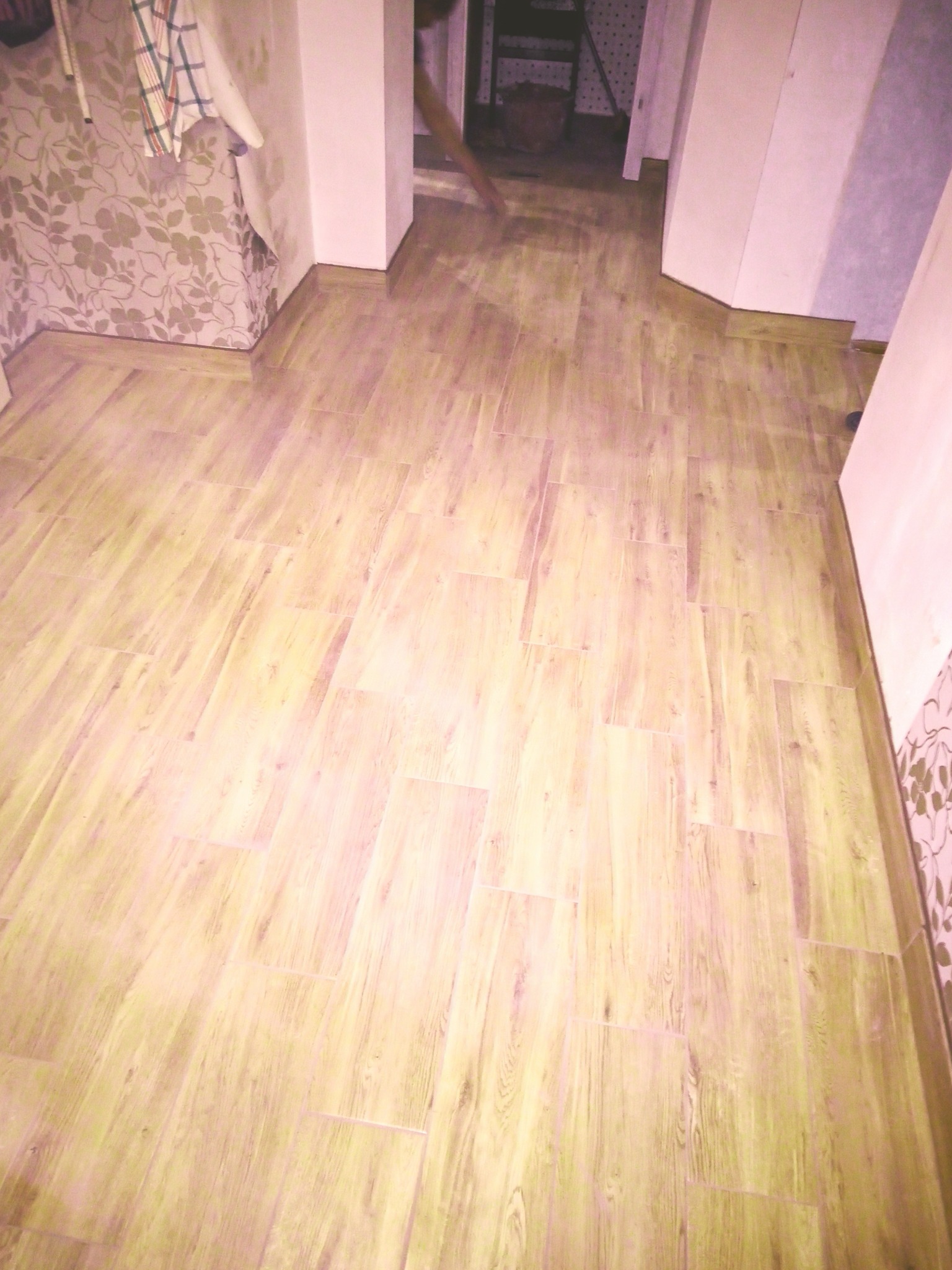 Podłoga świeżo ułożona. Gres