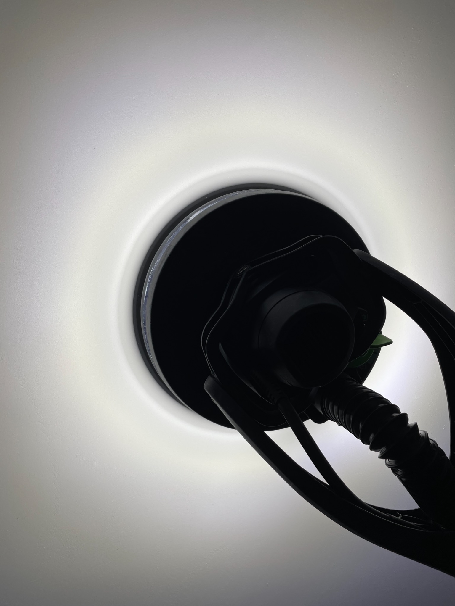 Szlifowanie ściany szlifierką elektryczną z oświetleniem LED, widok z dołu, gładka powierzchnia ściany po obróbce.