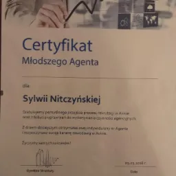 Certyfikat Młodszego Agenta dla Sylwii Nitczyńskiej z Avivy, gratulacje za pomyślne przejście rekrutacji i uprawnienia do czynności agencyjnych, z podpisami dyrektora struktury i kierownika grupy.