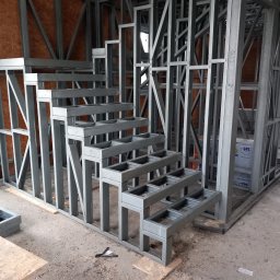 Montaż schodów z lekkiej konstrukcji stalowej.