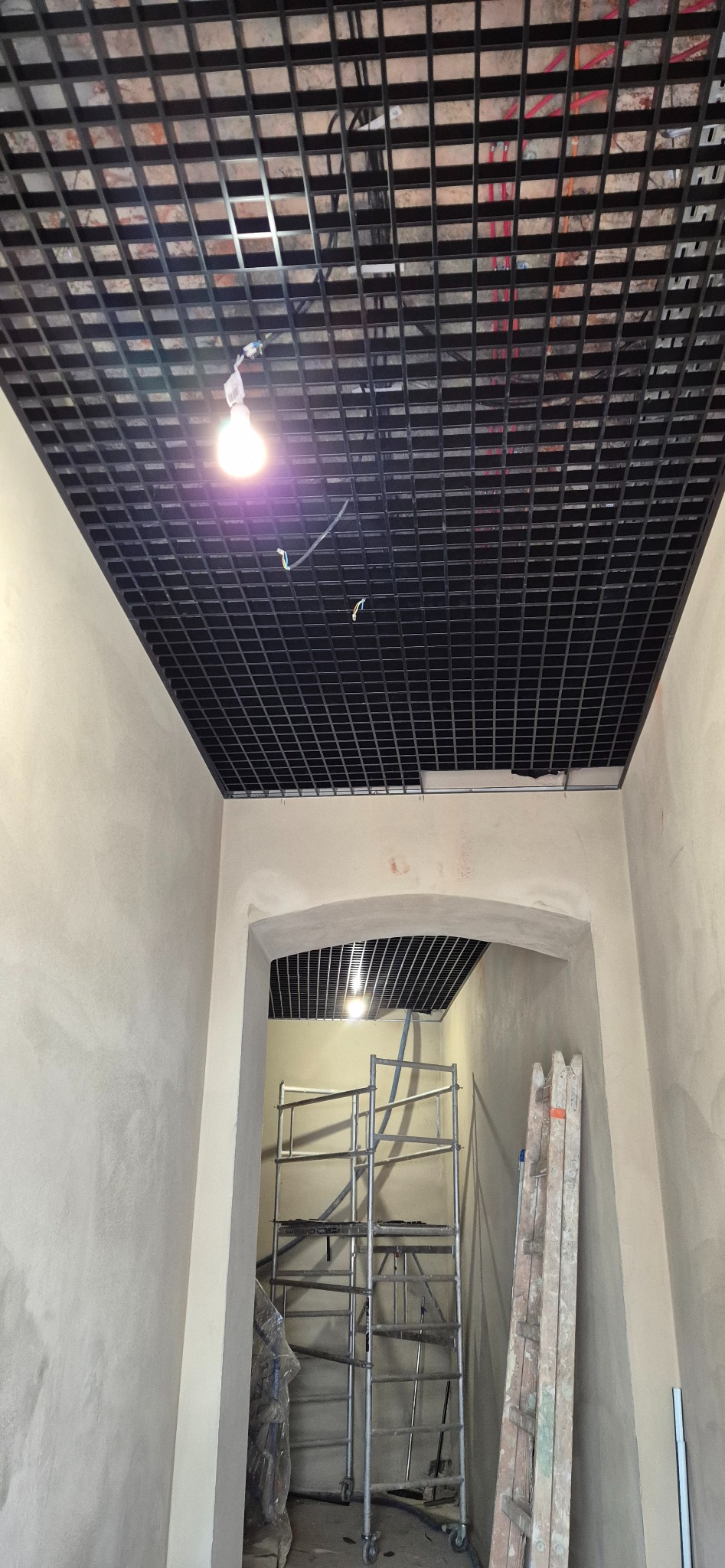 Montaż sufitu rastrowego.