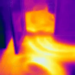 Termowizyjne zdjęcie podłogi z parkietu, ukazujące rozkład temperatury w pomieszczeniu, z widocznymi drzwiami i logo firmy Ekowtyczka.pl w rogu.